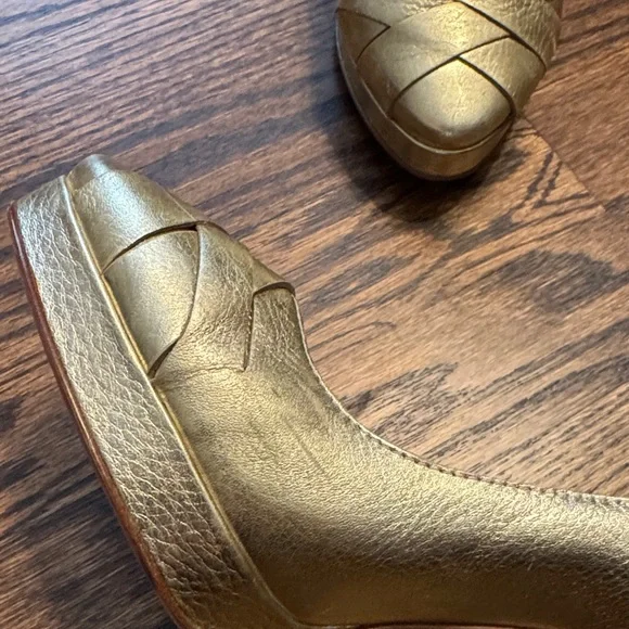 Dolce & Gabbana Metallic Gold High Heel Pumps with Buckle Detail. Size 40 - Picture 6 of 10